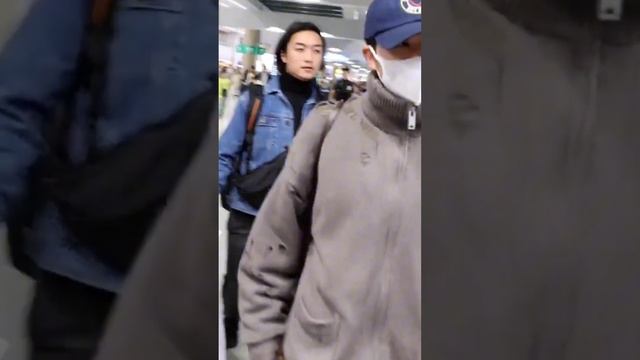 Ким Намджун, сегодня, прилетел из Лондона в Корею?♀️?♀️?♀️? Достойный сын свой страны!!! смотреть онлайн