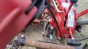 мотоблок Мтз09Н-02 с дисковыми окучниками идёт сам.