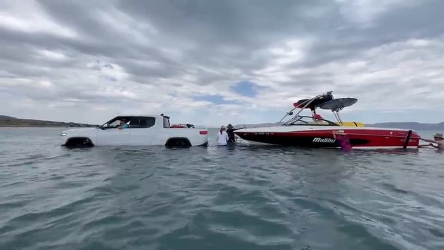 Rivian R1T Retrieves A Boat From The Lake
