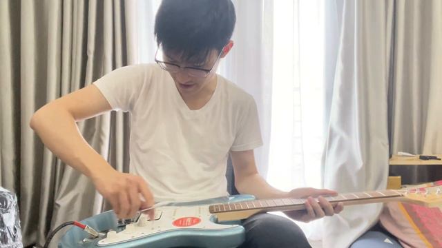 My first electric guitar unboxing - Squier Affinity Stratocaster in Ice Blue Metallic смотреть онлайн