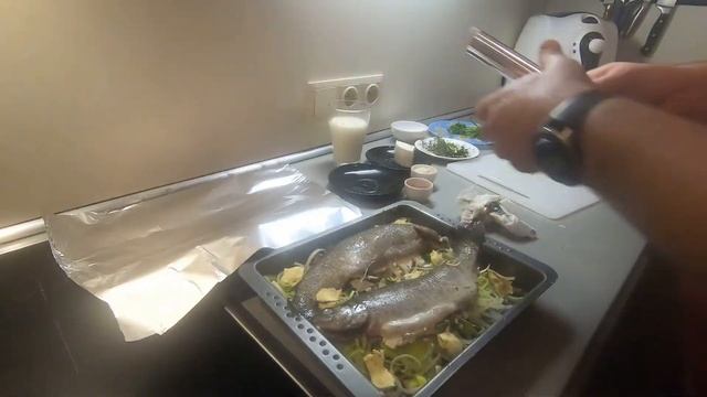 Речная форель запечённая на луковой подушке смотреть онлайн