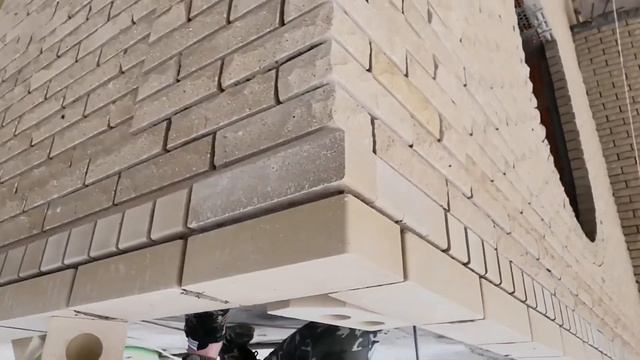 Кладка фигурного карниза ФАГОТ, и подрезка кирпича под округлую форму эркера смотреть онлайн