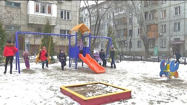 Дед Мороз пришел на детскую площадку в Алматы (22.12.15) смотреть онлайн