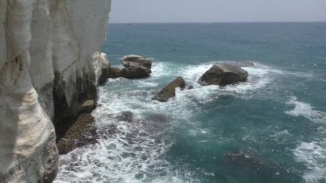 Море, волны, скалы, бушующая стихия и полная медитация смотреть онлайн