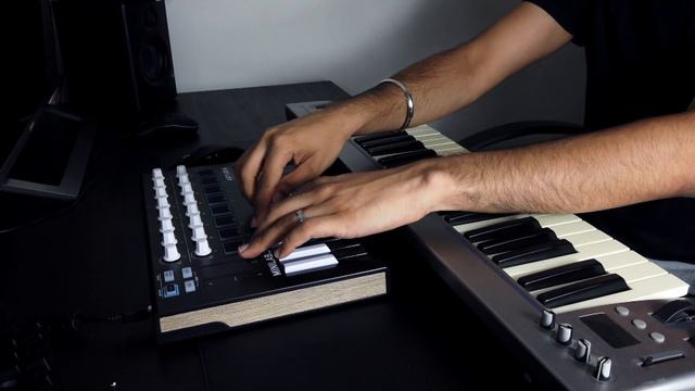 MAKING A EMOTIONAL PIANO BEAT with ARTURIA MINILAB MK2 смотреть онлайн