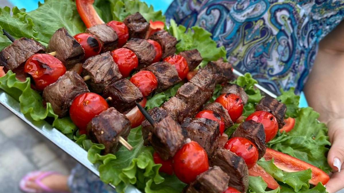 Шашлык из говядины, кабачки жареные на гриле.