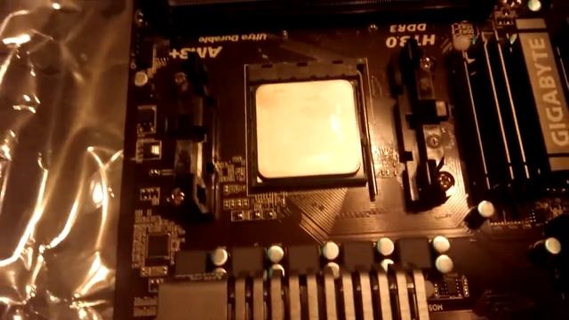 Установка AMD FX в материнскую плату/Installing AMD FX in motherboard смотреть онлайн