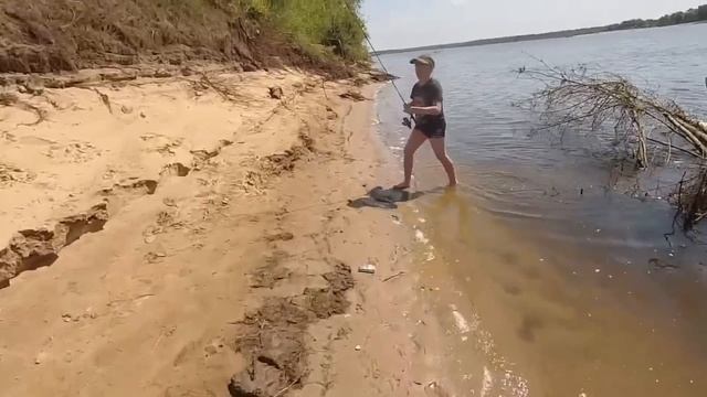 РЫБАЛКА НА ОКЕ! Ловим с Мишей рыбу! ТОЛЬКО ПРИШЛИ И КЛЁВ ПОШЁЛ! смотреть онлайн