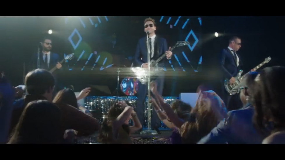 Nickelback - She Keeps Me Up смотреть онлайн