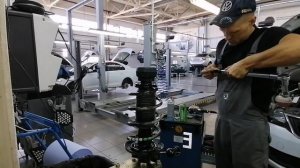 Skoda Rapid стук /скрип /хруст в области переднего амортизатора  при движении по неровностям .