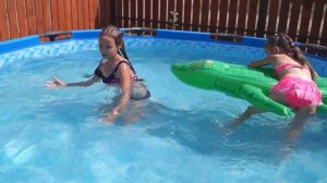 Учимся плавать в бассейне / Играем и веселимся жарким летом / Влог