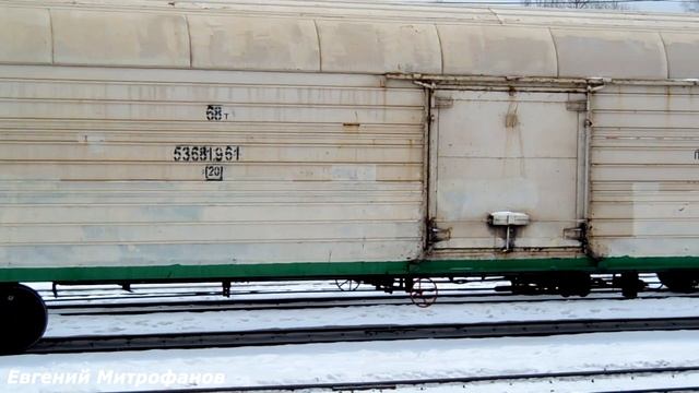 Шестиосный вагон-рефрижератор в составе поезда на ст. Перово-1. смотреть онлайн