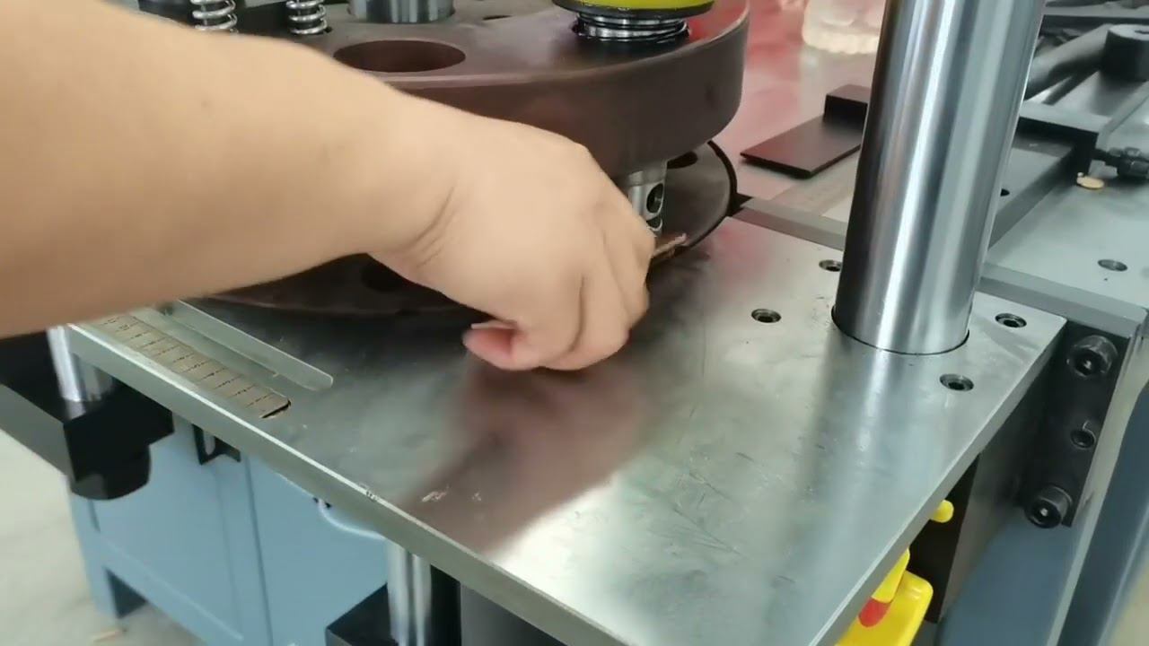 Изготовление радиусов R=15 мм у медной шины 4х30 мм смотреть онлайн