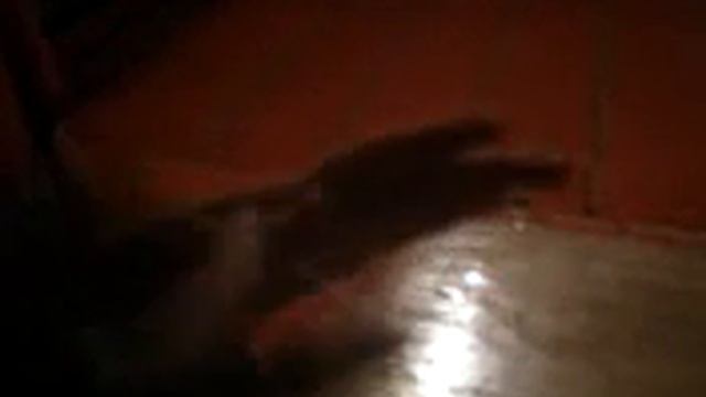 Увлажняю руки скрытые камеры перед видео. смотреть онлайн