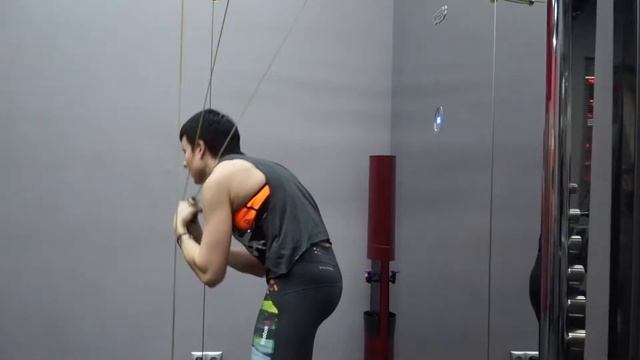 Упражнение дровосек в тренажере Kinesis | Запишись на пробное занятие с тренером