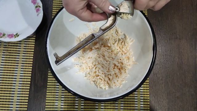 Как приготовить оригинальную закуску из плавленых сырков / классический рецепт / пошагово смотреть онлайн