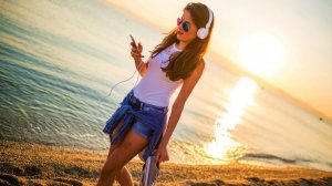 Музыка - саксофон и море! Это невероятно красиво! Просто слушай!