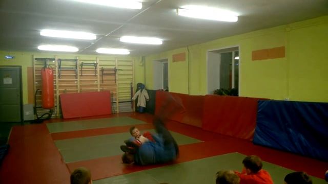 "Висячка" - болевой прием из самбо. Фрагмент тренировки на изучение приёма. смотреть онлайн