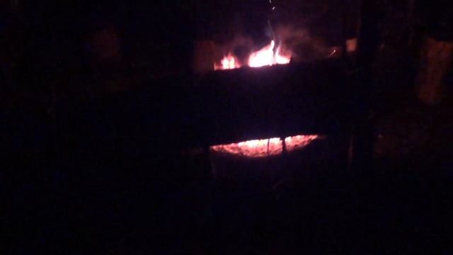 Костер на ночь Нодья из елки почему елка не стреляет в шалаш Для выживания в тайге костер незаменим смотреть онлайн