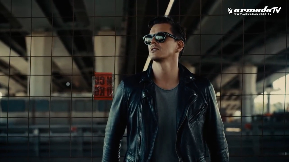 Swanky Tunes Feat. Christian Burns - Skin & Bones