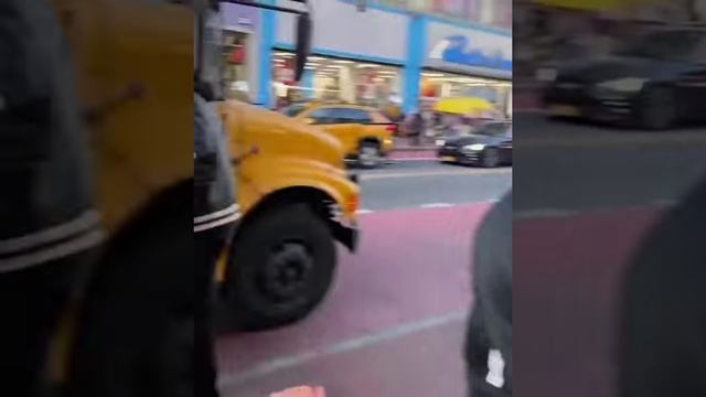 «Ребенка» выбрасывают из автобуса.. смотреть онлайн