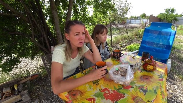 Закупились рыльно-мыльными. Прополка травы на участке с Настей смотреть онлайн