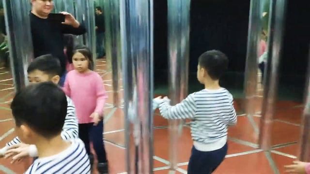 Зеркальный лабиринт. Мега Парк Алматы. Эврикум - 1 Minute Story NS смотреть онлайн