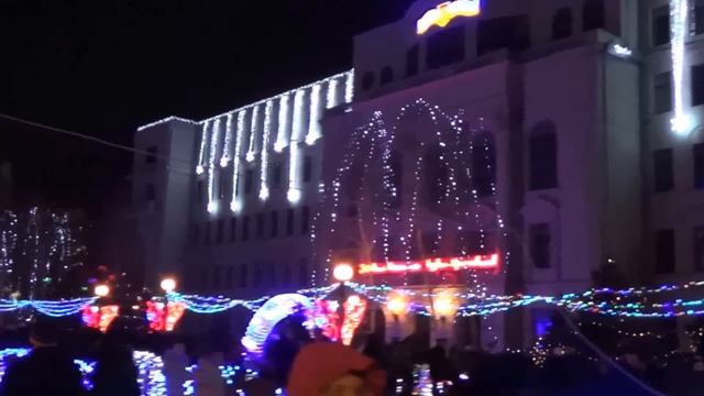 Новогодняя иллюминация губернаторской елки в Днепропетровске 05.01.2014г. смотреть онлайн