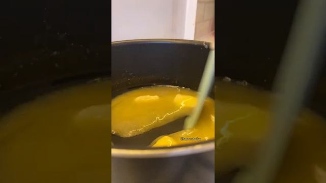 КРУАССАНЫ В СЛИВОЧНО-АПЕЛЬСИНОВОМ СОУСЕ смотреть онлайн