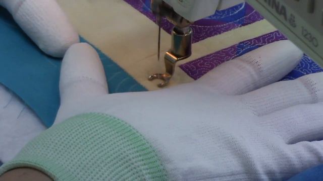 Machine Quilting Stippling In A Flower Block - Beginner Quilting Tutorial With Leah Day