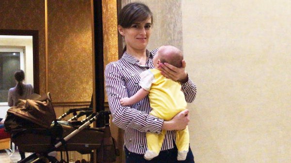 ВЛОГ Нянчим малыша Идем прокалывать ушки Юляшке Новые куклы Алины Glimmies