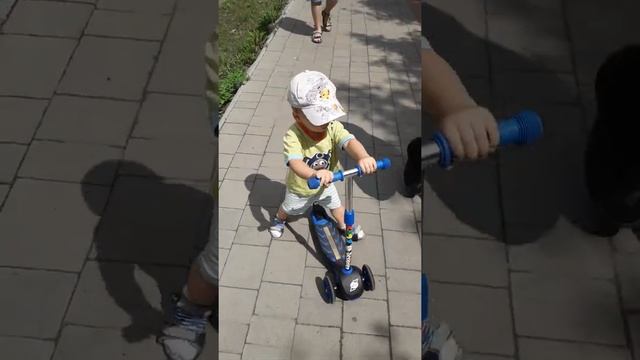 Мася в год и десять месяцев показывает класс на самокате смотреть онлайн