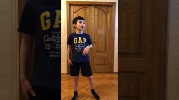 Популярная песня. Поет Сандрик Кирия