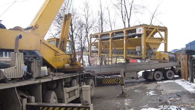 Работа кран 50 тонн - погрузка устройства подачи щебня смотреть онлайн