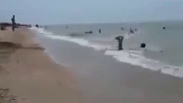 Ржач!!! Напугал двух здоровых мужиков на пляже! смотреть онлайн