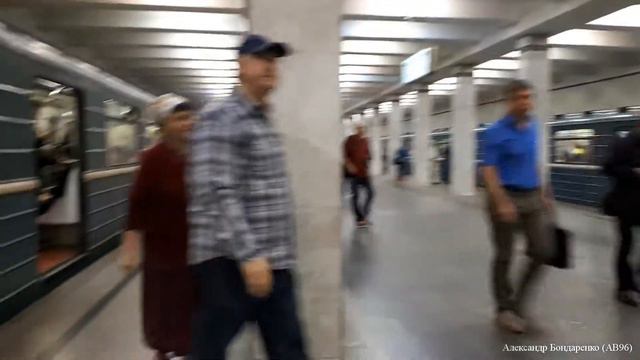 [Ретро-метро]: Состав 81-717/714 "Номерной" на ст. "Академическая" смотреть онлайн