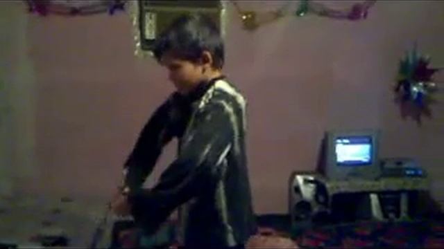 ТАНЦУЕТ TECKTONIK (JONI 9 ЛЕТ) смотреть онлайн