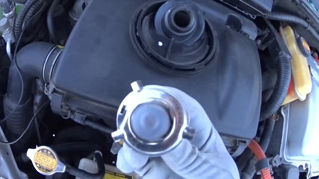 Toyota Prius 20 - замена лампы справа не снимая фары смотреть онлайн