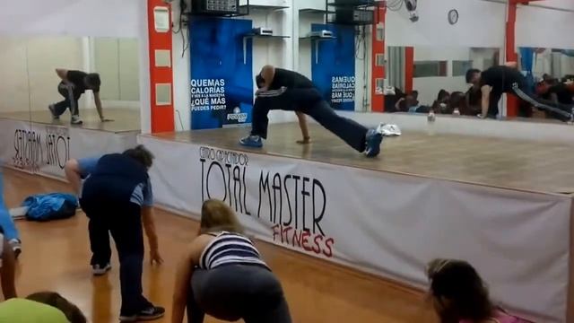 Stretching con Jhoandy Agueda en Total Master Fitness 18 de Agosto de 2012 021] смотреть онлайн