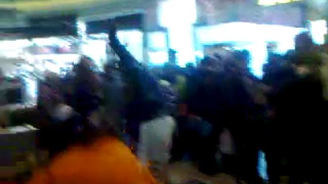 Чувак отжигает в Аве-Плаза ХАРЬКОВ!!! смотреть онлайн