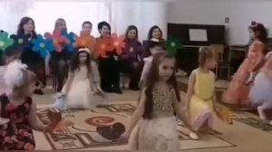 Танец Мам и дочек на утреннике 8 МАРТА! Цветочки и бабочки! Очень трогательное и милое видео!