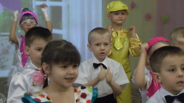 Игра с ускорением "Помоги маме" на утреннике 8 Марта 2017 в средней группе смотреть онлайн