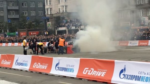 Горит болид Formula 1. Челябинск G-Drive Show 2014