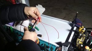 Соединитель с врезными контактами Scotchlok. Врезка в провод без пайки.