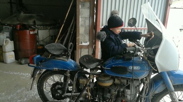 снимаем ветровик с мотоцикла УРАЛ . remove the visor from a motorcycle URAL. смотреть онлайн