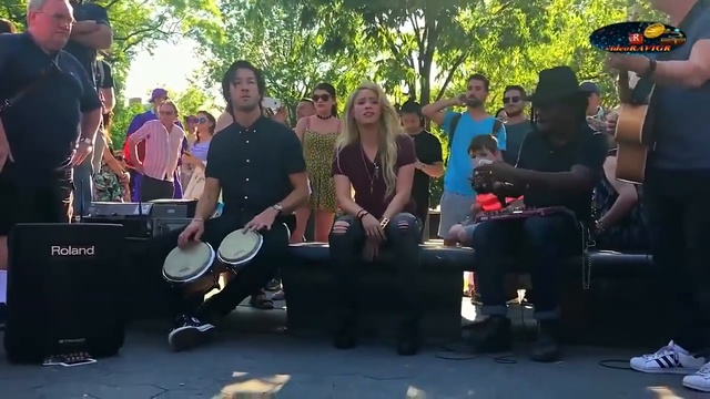 ШАКИРА СПЕЛА С ФАНАТАМИ В ПАРКЕ ► Вашингтон-Сквер-парк смотреть онлайн