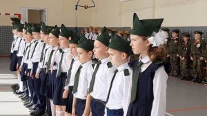 Чеканя шаг под строевую песню