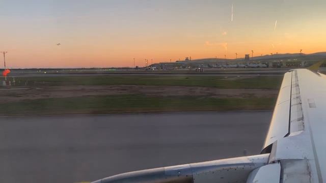 Beautiful Vueling A320 Taxi and Takeoff from Barcelona at Dusk смотреть онлайн