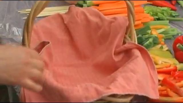 Making Edible Vegetable Arrangements : Lining Containers for Vegetable Arrangements смотреть онлайн