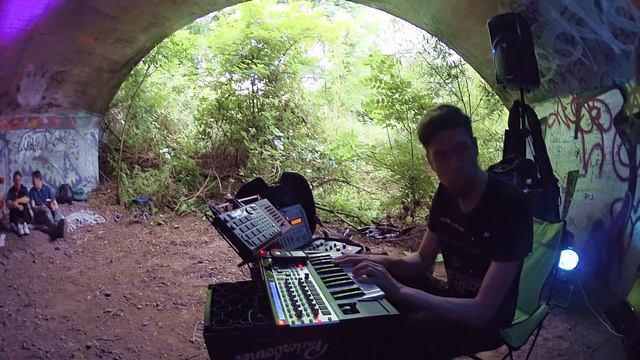 Sonic Boogie live @Ad Pontem (Moog Slim Phatty * Waldorf Pulse - Micro Q * MFB 522 * MPC 500) смотреть онлайн
